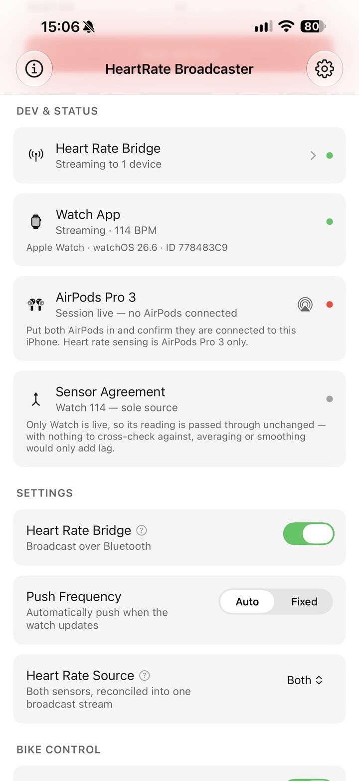 หน้าจอสถานะ: การสตรีมไปยังอุปกรณ์หนึ่งเครื่อง, นาฬิกาที่ 114 BPM, AirPods ไม่เชื่อมต่อ, และแถวข้อตกลงเซ็นเซอร์